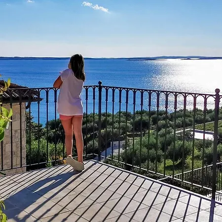 Vista - Glory Nights N Apartment Razanac