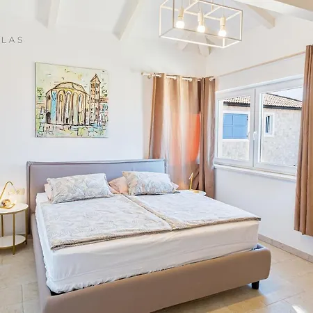 Vista - Glory Nights N Apartment
